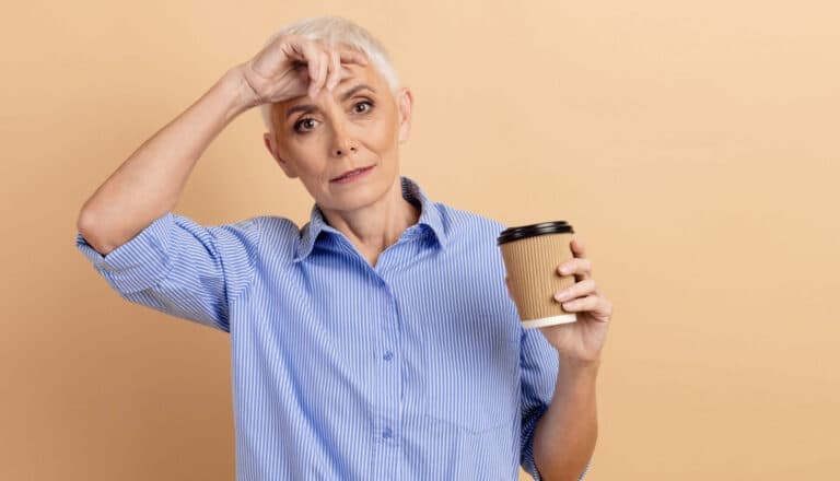 Αγαπάτε τον καφέ; Ειδικοί αποκαλύπτουν με τι δεν πρέπει να τον συνδυάζετε μετά τα 50