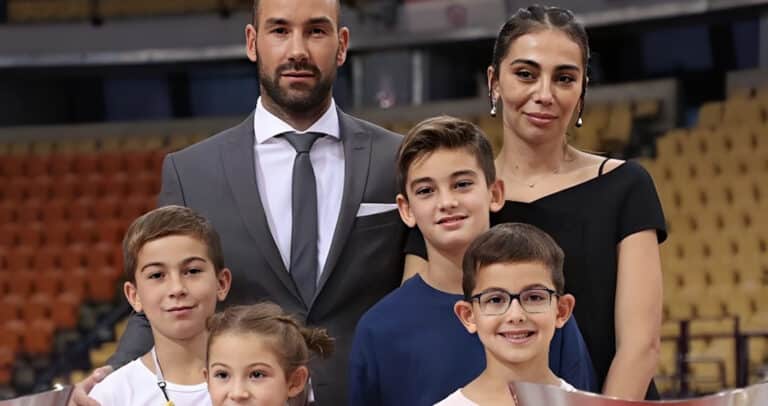 Ο μεγάλος γιος του Σπανούλη έγινε 16 και ξεπέρασε στο ύψος τον πατέρα του