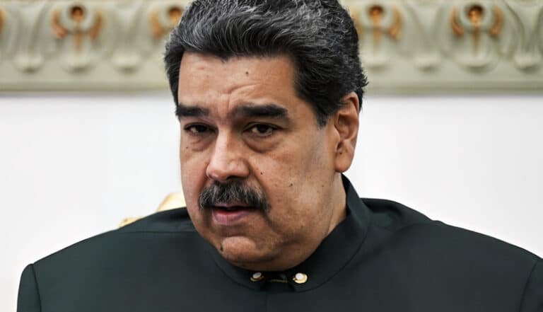 Οι πρώτες φωτογραφίες του Νικολάς Μαδούρο μετά τη σύλληψή του – Με καλυμμένα μάτια και χειροπέδες