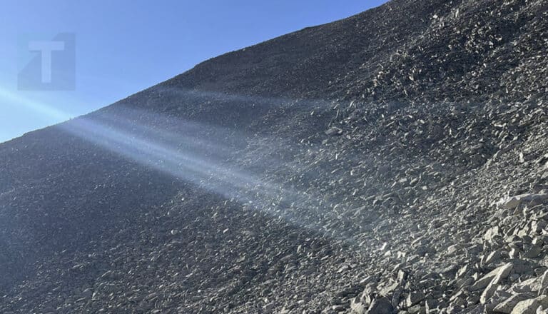 Μόνο όσοι έχουν όραση ελεύθερου σκοπευτή μπορούν να εντοπίσουν τη σύζυγο του άντρα που περπατά στο βουνό