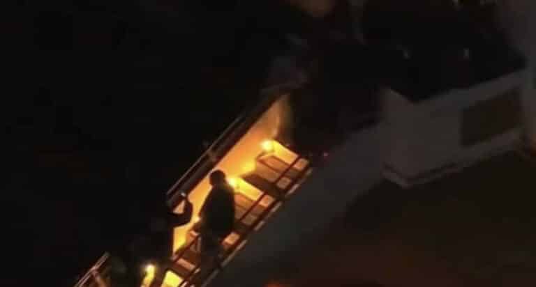 Έφτασε στη Νέα Υόρκη ο Μαδούρο – Με χειροπέδες, ξυπόλητος, αλυσίδα στα πόδια, καλυμμένο κεφάλι κατέβηκε από το αεροπλάνο