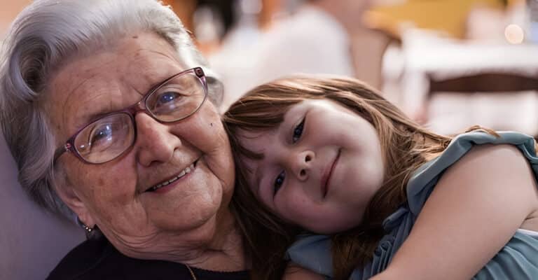 Γιατί οι γιαγιάδες νιώθουν μεγαλύτερη χαρά όταν έρχονται σε επαφή με τα εγγόνια τους, παρά με τα παιδιά τους