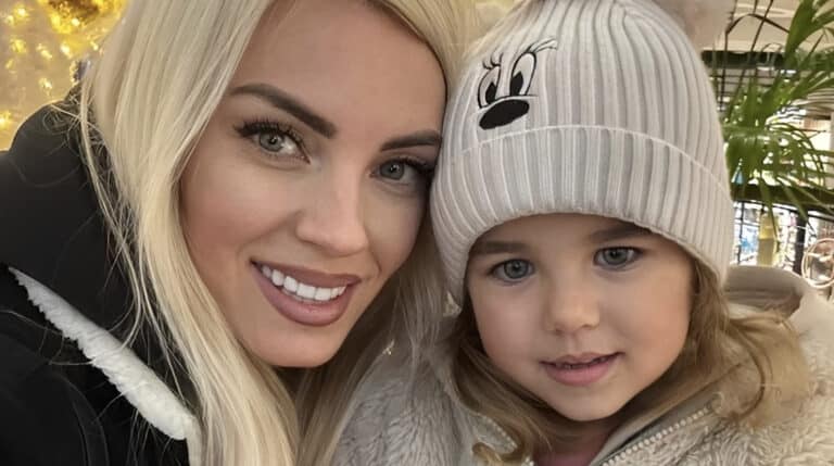 Τζούλια Νόβα: Αποκαλύπτει τον λόγο που δεν έχει βαφτίσει την 4χρονη κόρη της