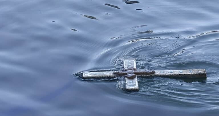 Άντρας έκλεψε τον σταυρό που έπιασε στην τελετή καθαγιασμού – Αναζητείται από την Αστυνομία