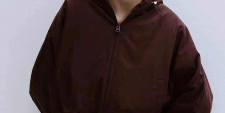 Η φούστα του 2026 μόλις έφτασε στα Mango και οι γυναίκες άνω των 50 τη φορούν με ψηλές μπότες