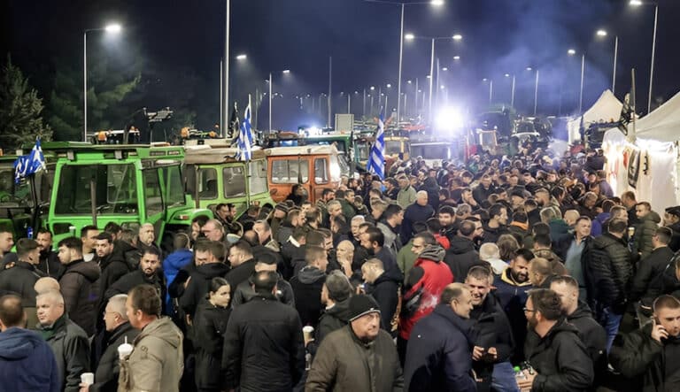 Οι αγρότες κόβουν την Ελλάδα στα δύο – Κλείνουν τα Τέμπη για 48 ώρες