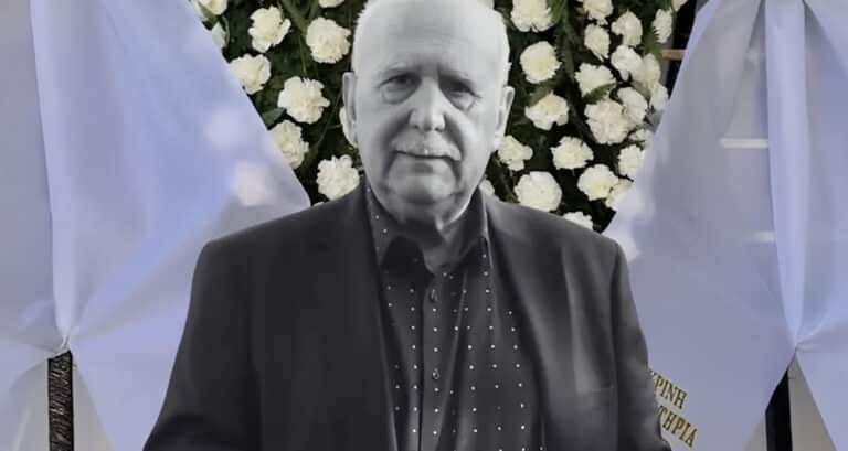 Κηδεία Παπαδάκη: Όλοι παρατήρησαν τι γράφει το στεφάνι που έστειλε ο Μητσοτάκης – Συντετριμμένη η σύζυγός του Τίνα, μπήκε από την πίσω πόρτα