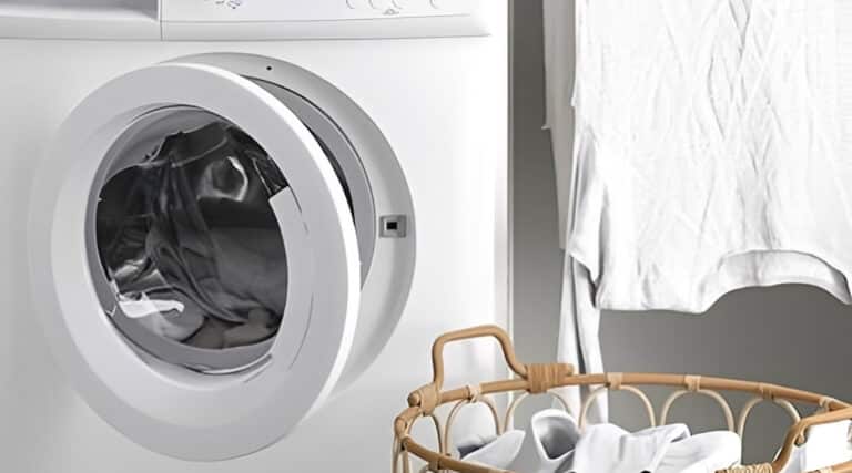 Η λύση από τα ΙΚΕΑ που βάζει τάξη στα ρούχα και ταιριάζει σε μικρά μπάνια