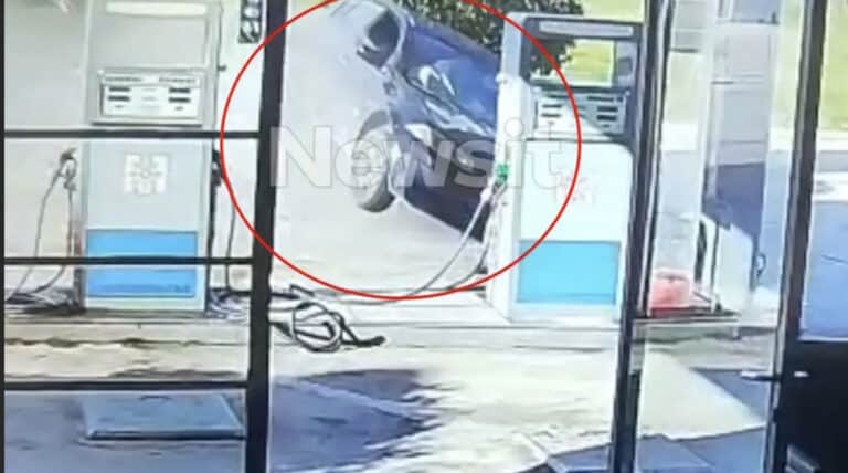 Κόρινθος: Βίντεο ντοκουμέντο από τη στιγμή που το αυτοκίνητο «προσγειώνεται» στην αυλή του σπιτιού – Νεκρά δύο παιδιά