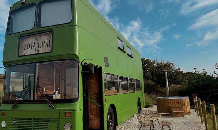 Από εγκαταλελειμμένο λεωφορείο σε πλήρως λειτουργικό σπίτι και δημοφιλές Airbnb: Η ιστορία του «Botanical Bus»