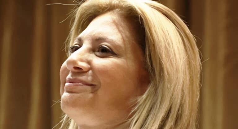 Στο πλευρό της Μαρίας Καρυστιανού ο πιο πλούσιος Έλληνας βουλευτής