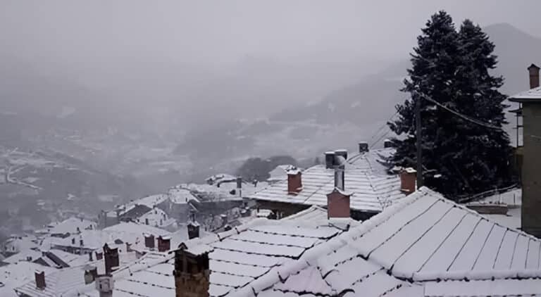 Ξύπνησαν σήμερα και ήταν όλα… άσπρα: Πέφτουν χιόνια μέχρι και μέσα στο κέντρο της πόλης