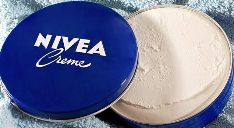 Οι ειδικοί το επιβεβαιώνουν: Το μπλε κουτάκι της Nivea κάνει δερμάτινες τσάντες και παπούτσια να μοιάζουν σαν καινούργια