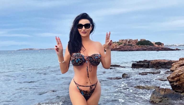 Αγνώριστη 54χρονη Ελληνίδα πήγε για μπάνιο χειμωνιάτικα με κορμί-λαμπάδα