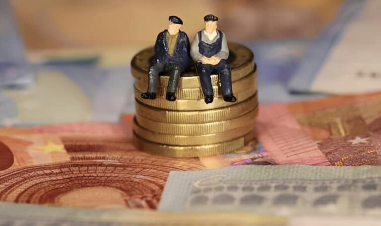 Συνταξιούχοι, τσεκάρετε τους λογαριασμούς: Έρχονται αναδρομικά έως 8.000€ – Οι τρεις κατηγορίες δικαιούχων