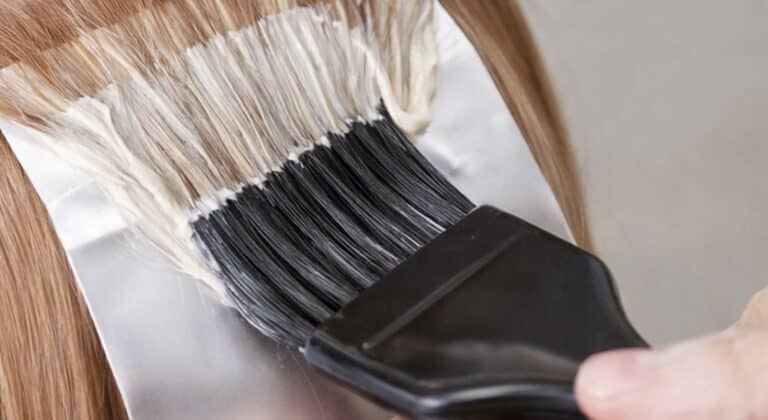 Μαλλιά στο χρώμα του τσαγιού με γάλα – Αυτή η απόχρωση μαλλιών θα πρωταγωνιστήσει το 2026