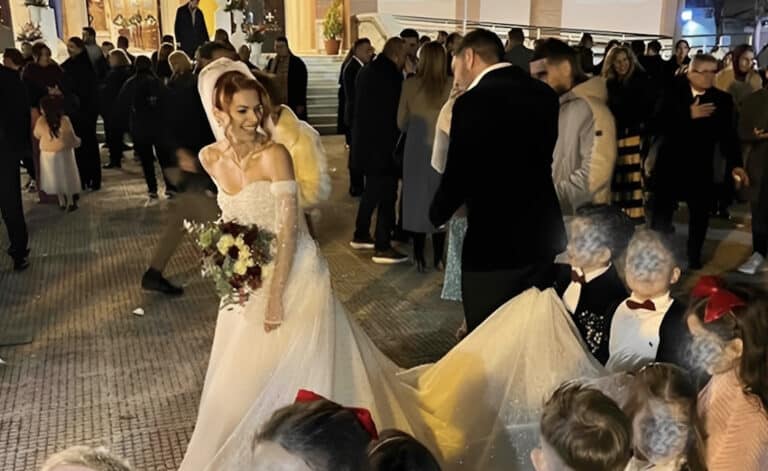 Κομοτηνή: Νηπιαγωγός παντρεύτηκε με 20 παρανυφάκια, τους αγαπημένους της μαθητές