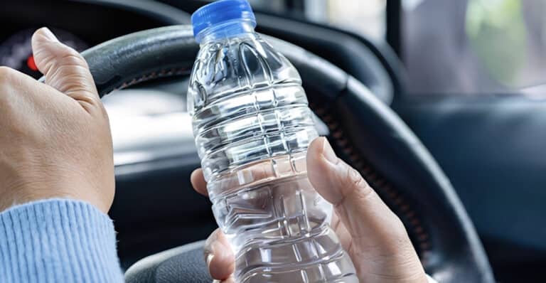 Το κρυφό δηλητήριο στα εμφιαλωμένα νερά: Οι επιστήμονες προειδοποιούν