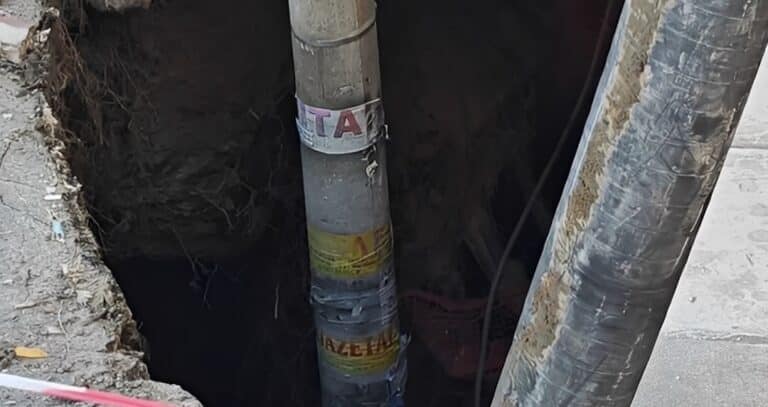 Πανικός στο κέντρο της Αθήνας: Άνοιξε τρύπα στο έδαφος και «ρούφηξε» κολώνα  