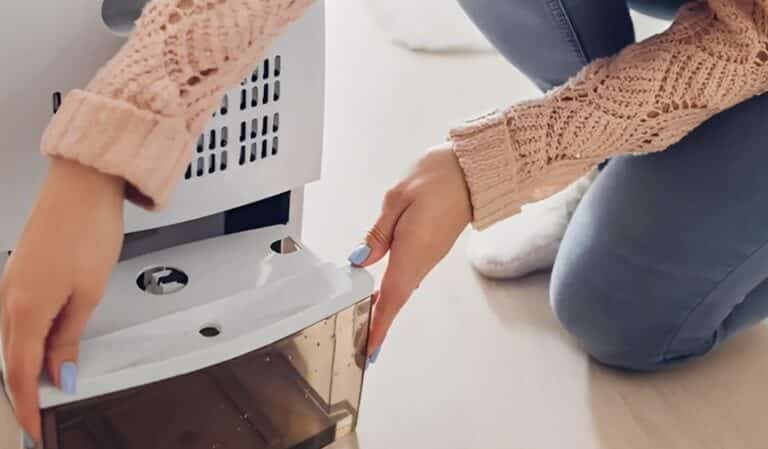 Μην το ρίξεις ποτέ μέσα στο νεροχύτη: Γιατί δεν πρέπει, ούτε κατά διάνοια, να πετάξεις το νερό του Αφυγραντήρα – Οι 3 σοβαροί λόγοι