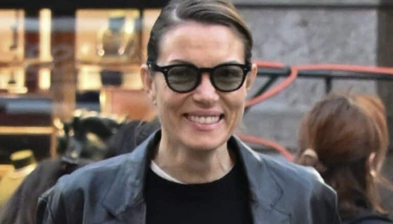 Βίκυ Καγιά: Bόλτα με την κατάξανθη κόρη της στο κέντρο της Αθήνας