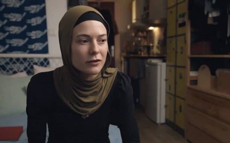 Φοιτήτριες δέχθηκαν να ζήσουν σε δομή με 125 πρόσφυγες για να «βοηθήσουν την ένταξή τους» και έπεσαν θύματα βιασμού