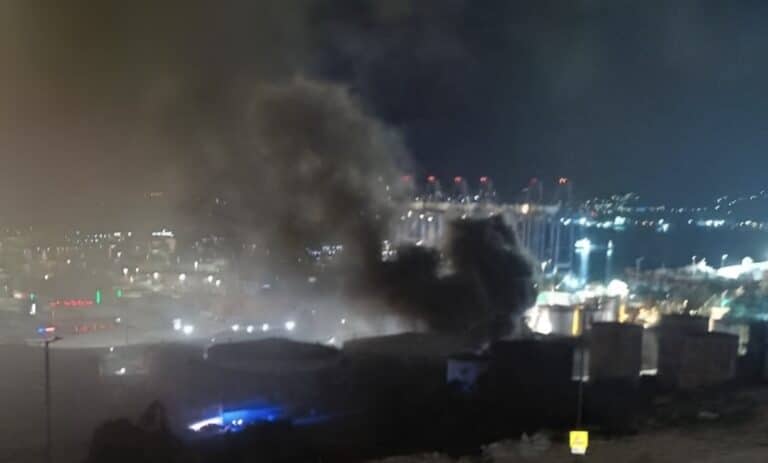 Μεγάλη φωτιά κοντά στα Καζάνια στο Πέραμα – Πυκνοί καπνοί κάλυψαν την περιοχή