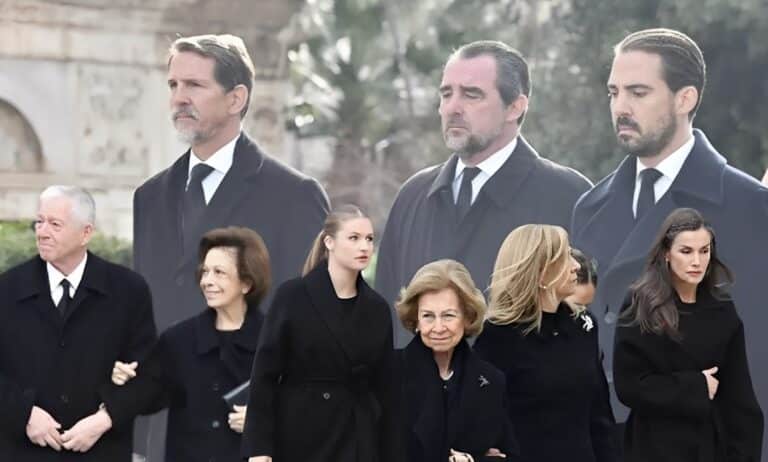 Κηδεία Πριγκίπισσας Ειρήνης: Πλήθος κόσμου στο τελευταίο αντίο – Συγκινημένη η Βασίλισσα Σοφία