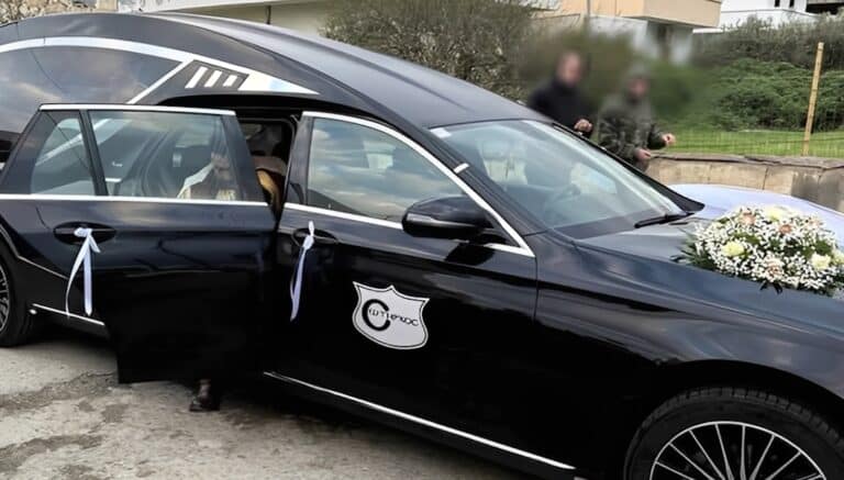 Ο περίεργος γάμος φέτος στην Ελλάδα: Γαμπρός πήγε στην εκκλησία με … νεκροφόρα