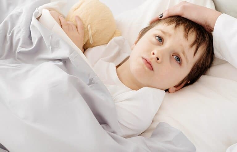 Παιδίατρος εξηγεί γιατί το «γυρνάει σχολείο αφού είναι απύρετος 24 ώρες» είναι λάθος