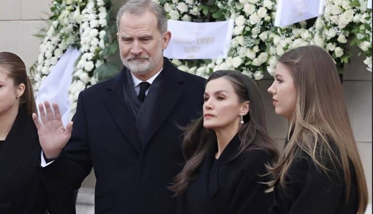 Πριγκίπισσα Λεονόρ: Η διάδοχος του ισπανικού θρόνου στην Μητρόπολη Αθηνών για την κηδεία της πριγκίπισσας Ειρήνης