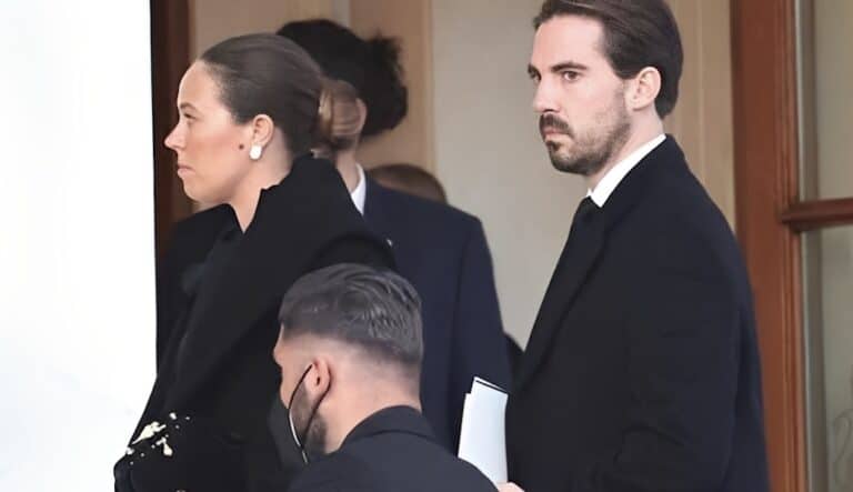 Διακριτική και κομψή η Νίνα Φλορ: Οι ελίτ γόβες της είναι η νούμερο ένα τάση