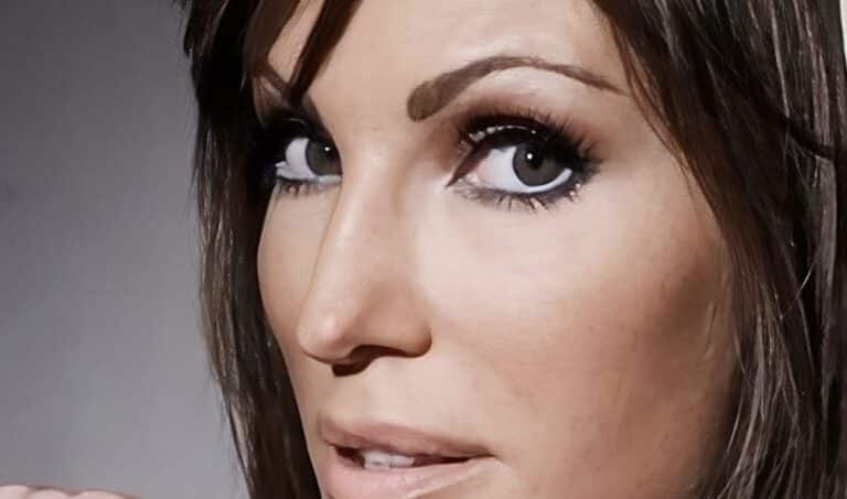 Άλογο Κούρσας… η Βίκυ Χατζηβασιλείου – Δείτε τα τέλεια πόδια της