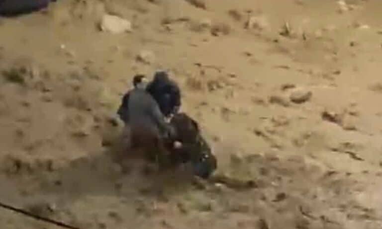 Βίντεο-σοκ από την κακοκαιρία – Περαστικοί έσωσαν γυναίκα που παρασύρθηκε από τόνους λάσπης στην Γλυφάδα