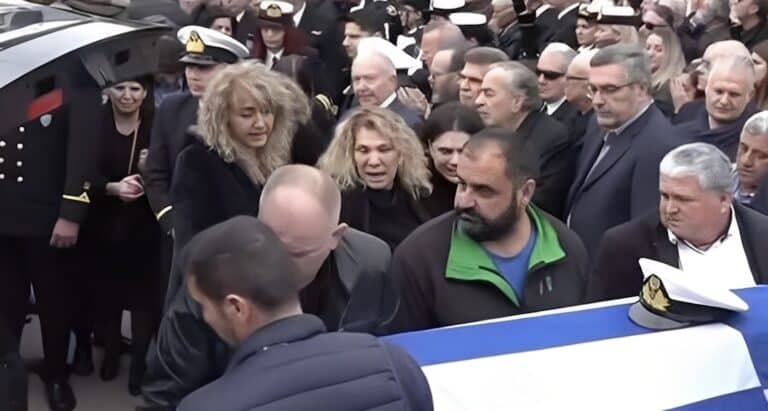 Σκηνές αρχαίας τραγωδίας στην κηδεία του 53χρονου λιμενικού στο Άστρος – Η στιγμή που η σύζυγός του κατέρρευσε πάνω στο φέρετρο
