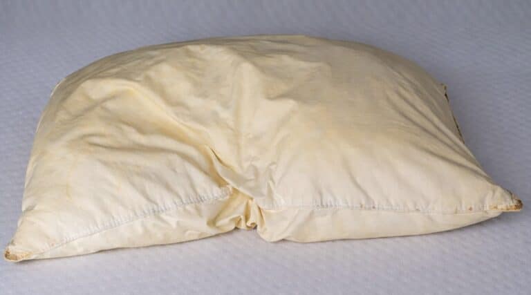  Πώς να καθαρίσετε τα βρώμικα μαξιλάρια για να είναι λευκά και να μυρίζουν ωραία