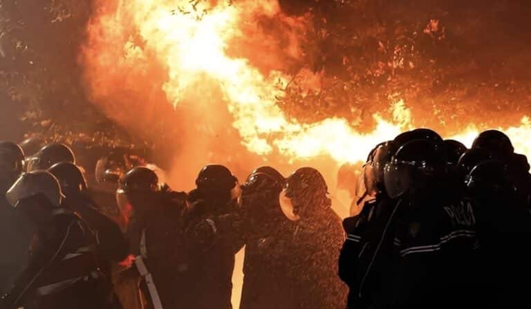 Αλβανία: Φλέγονται τα Τίρανα – Σοβαρά επεισόδια και 5 αστυνομικοί τραυματίες σε αντικυβερνητική διαδήλωση