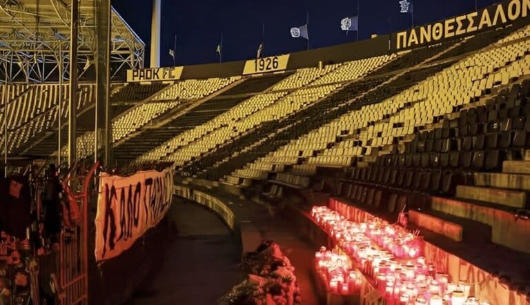 Συγκλονιστικές εικόνες στην Τούμπα: Αναμμένα κεριά και πανό για τους αδικοχαμένους φίλους του ΠΑΟΚ