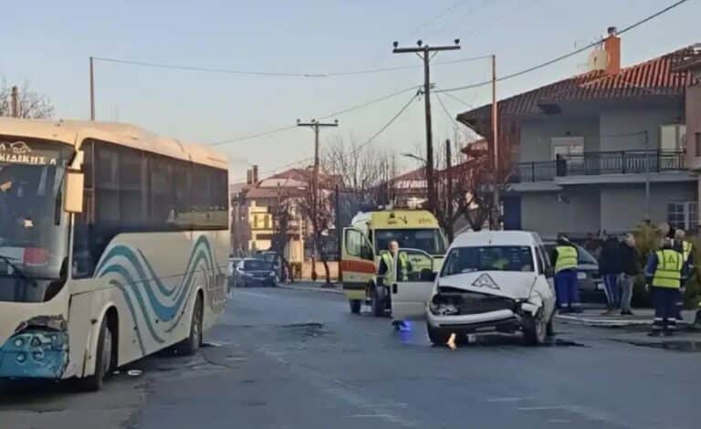 Μετωπική σύγκρουση βαν με λεωφορείο που μετέφερε μαθητές στο σχολείο