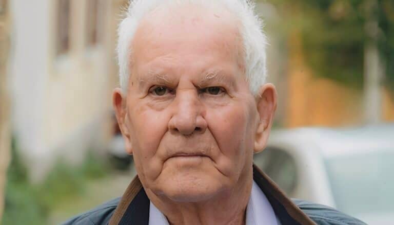 Η απίστευτη ιστορία του 76χρονου κύριου Λευτέρη – Παντρεύτηκε στα 16 και πλέον έχει 10 εγγόνια, 10 δισέγγονα και τρισέγγονο