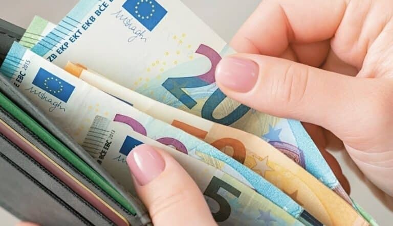 «Επίδομα μετακόμισης»: Ποιοι δικαιούνται έως 10.000 ευρώ για να αλλάξουν σπίτι και ποιες περιοχές μπαίνουν στο πρόγραμμα