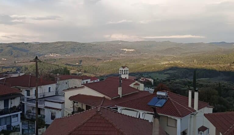 Πρόεδρος πανέμορφου ελληνικού χωριού  προσφέρει 1.000 ευρώ σε κάθε γυναίκα που θα μείνει στην περιοχή