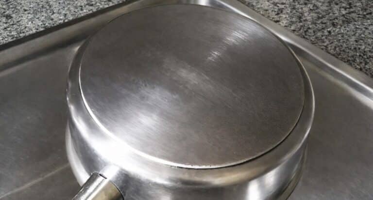 Κάντε τα μαγειρικά σας σκεύη σαν καινούργια: 3 φυσικοί τρόποι για να εξαφανίσετε τα καμένα