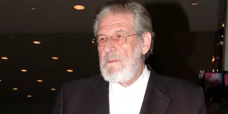 Πεταμένα στα σκουπίδια βρέθηκαν βραβεία και αντικείμενα του Γιάννη Βόγλη – Πωλούνται στο Διαδίκτυο, τι λέει ο γιος του