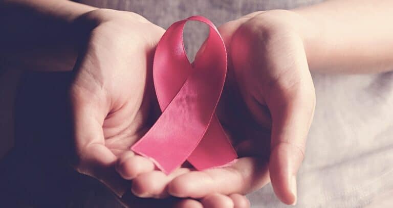 Ενημέρωση για τον καρκίνο του μαστού: Τέσσερα πρώιμα προειδοποιητικά σημάδια που κάθε γυναίκα πρέπει να αναγνωρίζει