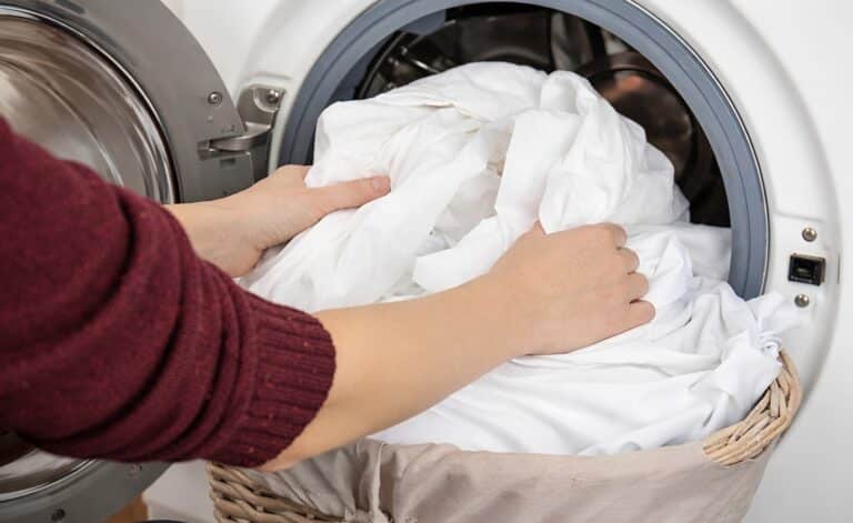 Πώς να ασπρίσετε τα κιτρινισμένα ρούχα χωρίς χλωρίνη