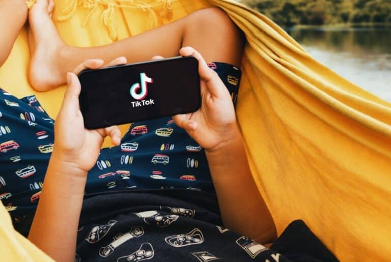 Πώς τα σύντομα βίντεο στα σόσιαλ «καίνε» τον εγκέφαλο των παιδιών και των εφήβων