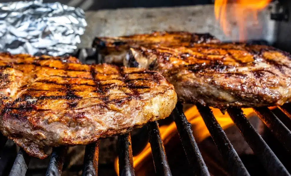 14070813 steaks on the grill 4579419 1280