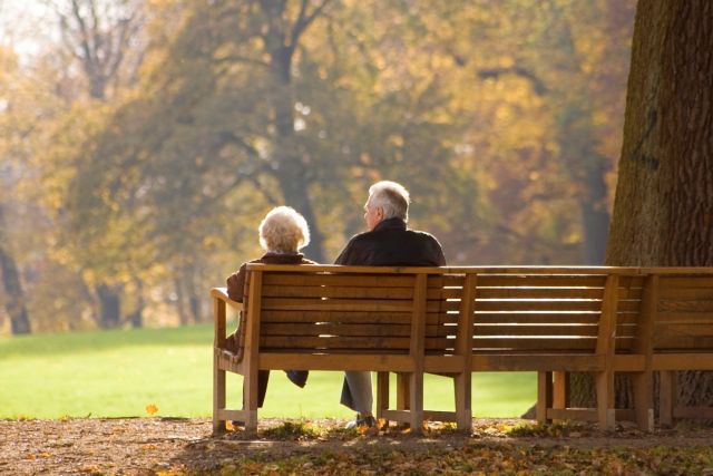 19566390 old couple on park bench