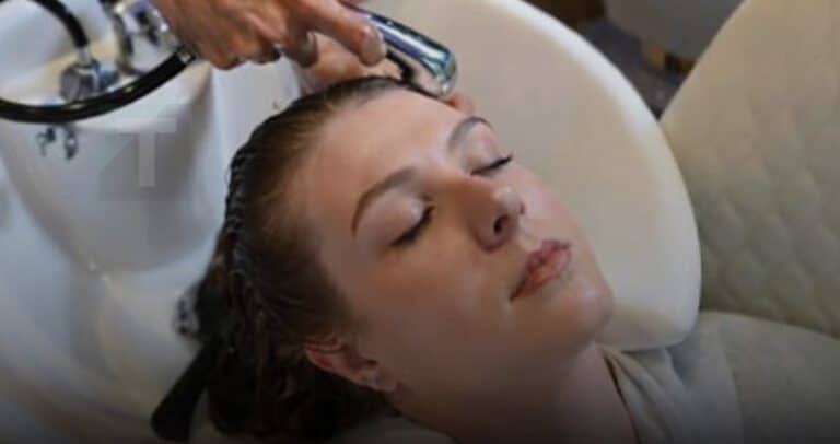 Όχι κάθε δύο ημέρες, ούτε κάθε τέσσερις: ένας δερματολόγος αποκαλύπτει την ιδανική συχνότητα για το λούσιμο των μαλλιών σας.